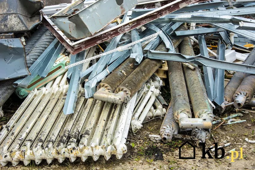 Skupy obniżają ceny złomu przez zanieczyszczenia Wysypisko złomu