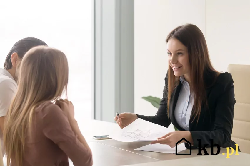 Potencjalni nabywcy zazwyczaj chcą zapoznać się z dokumentacją techniczną budynku agent pokazuje klientom dokumentację techniczną budynku