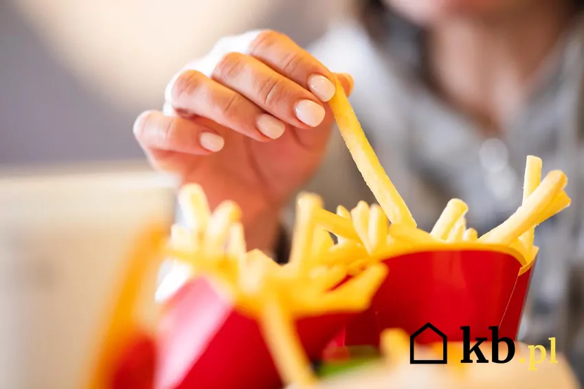 Wiadomo, skąd pochodzą frytki z McDonald's Kobieta je frytki
