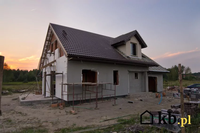 Dlaczego styropian odpada od elewacji? Wyjaśniamy możliwe przyczyny dom