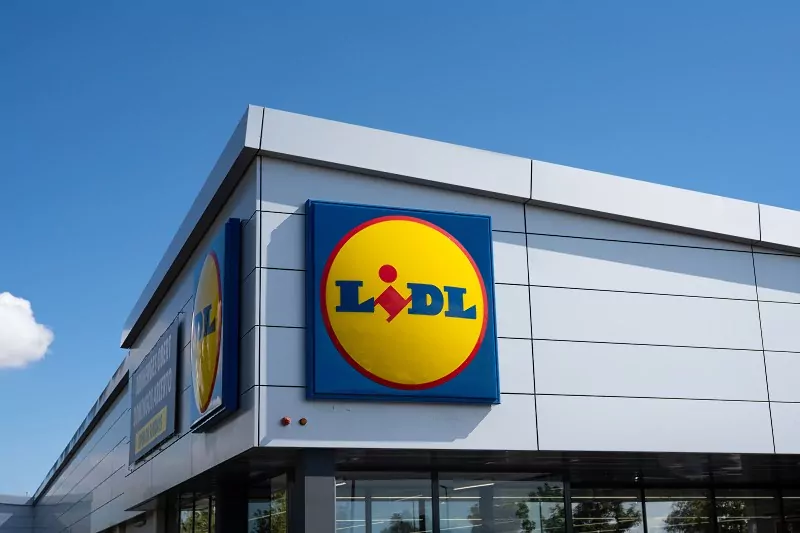 sklep Lidl z widocznym szyldem