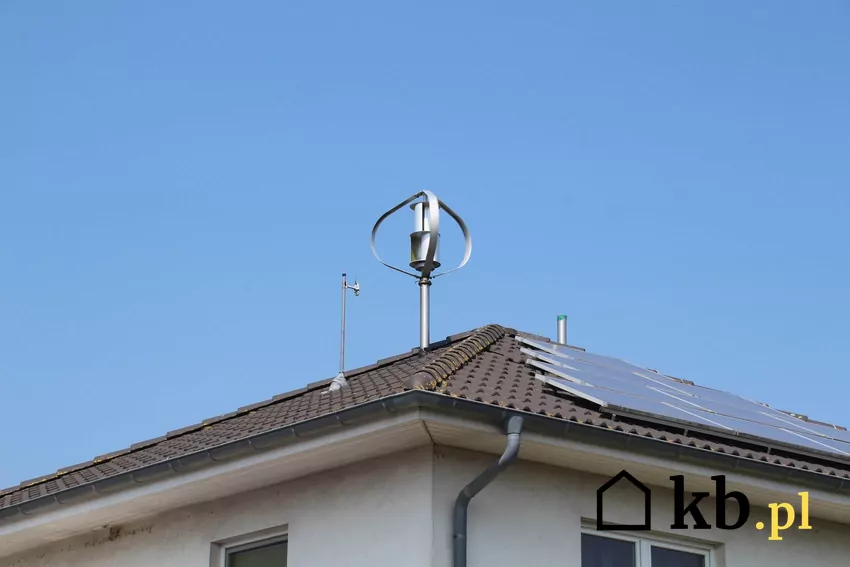 turbina wiatrowa na dachu domu