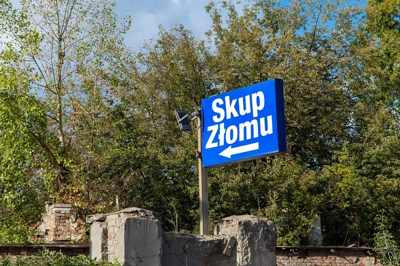 znak prowadzący do skupu złomu