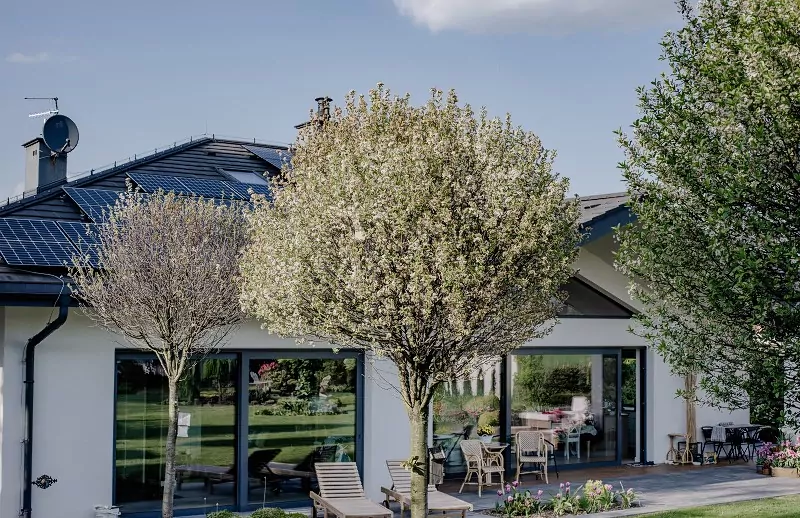 dom z dużymi oknami