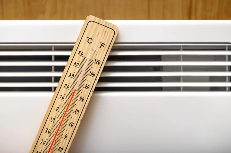 termometr obok kaloryfera