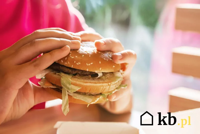 Kobieta je burgera z McDonald's