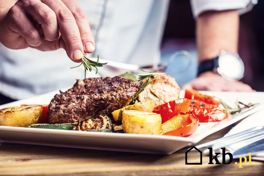 Posiłki na mieście stają się coraz droższe Danie w restauracji