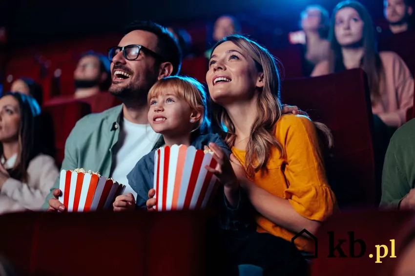Wizyty w kinie coraz częściej stają się drobnym luksusem Rodzina na seansie w kinie