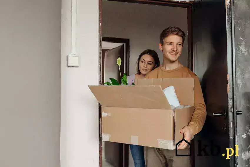 Młodzi ludzie w nowym mieszkaniu, czy kredyt „Mieszkanie na start” rzeczywiście będzie dla nich pomocą?