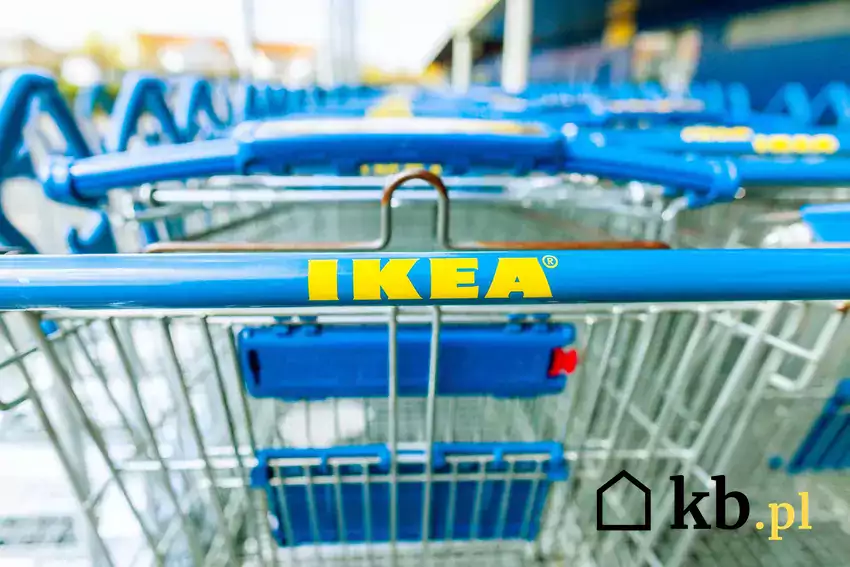 „Wózek na tle IKEA logo”