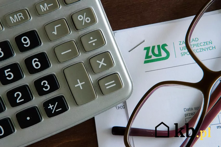 ZUS szacuje, że wielu emerytów pracujących po przejściu na emeryturę nigdy nie składa wniosku o ponowne przeliczenie świadczenia, przez co pobierają niższe wypłaty mimo dodatkowych składek ZUS