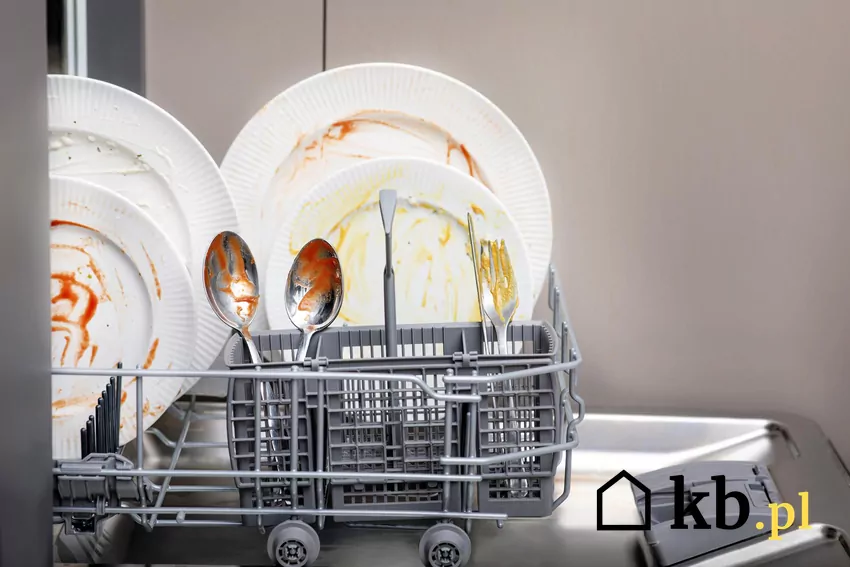 W wielu nowych zmywarkach producent wymaga montażu z zaworem zabezpieczającym AquaStop, który automatycznie odcina dopływ wody w razie awarii zmywarka