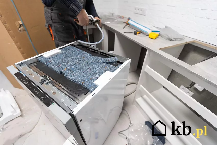 Najczęstszą przyczyną wycieków po montażu zmywarki jest źle dokręcony wąż dopływowy lub brak uszczelki przy przyłączu montaż