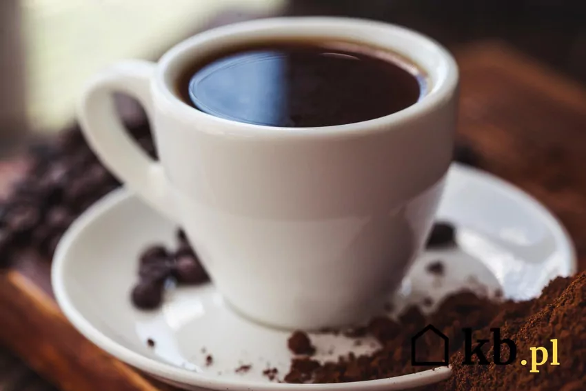 Kawa zaparzona w filiżance, obok sypana kawa