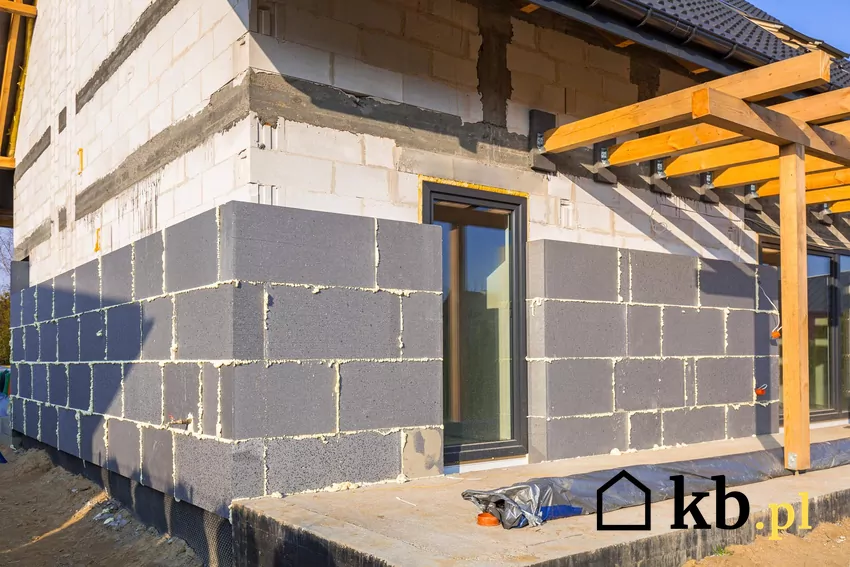 Sam klej do styropianu może nie wystarczyć dom z ociepleniem