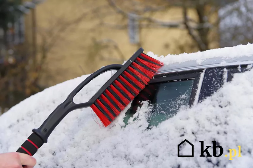 Odśnieżanie samochodu