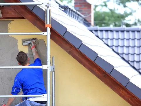 Elewacja zaczęła odchodzić płatami