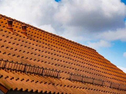 Kosztowna naprawa dachu po zimie