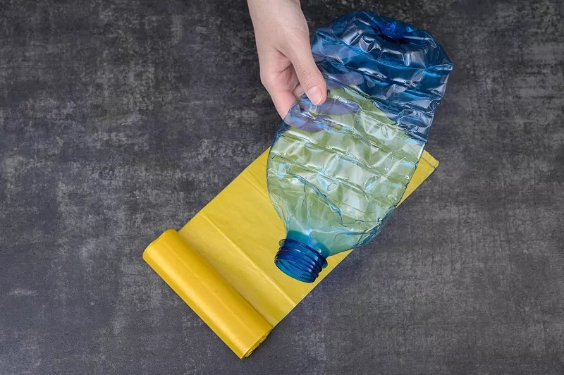 butelka i żółty worek