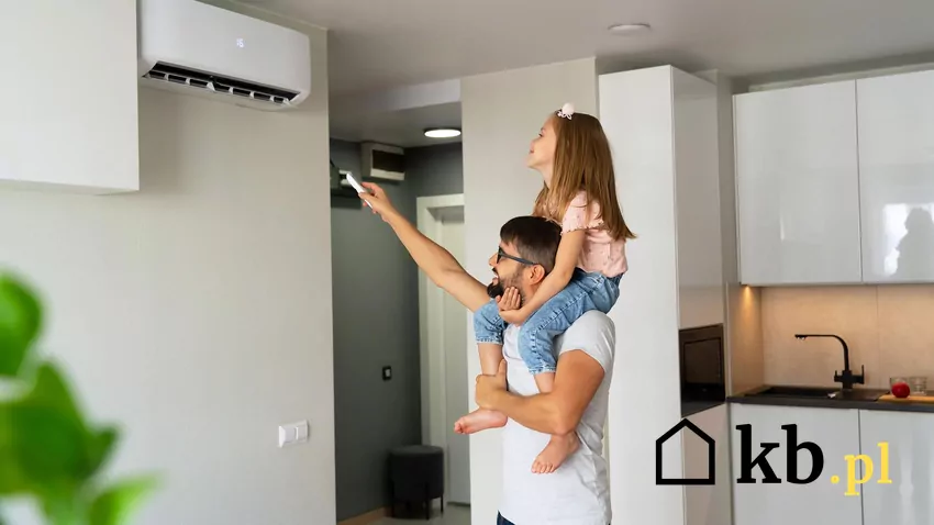 mężczyzna włącza klimatyzację