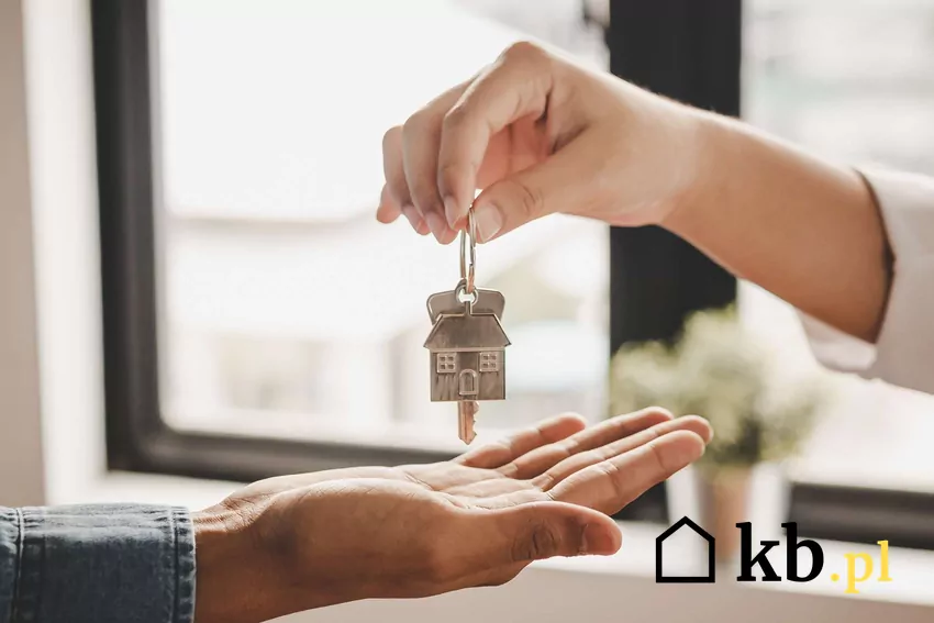 Wynajem mieszkania może stać się źródłem problemów Dłonie przekazujące sobie klucze do mieszkania