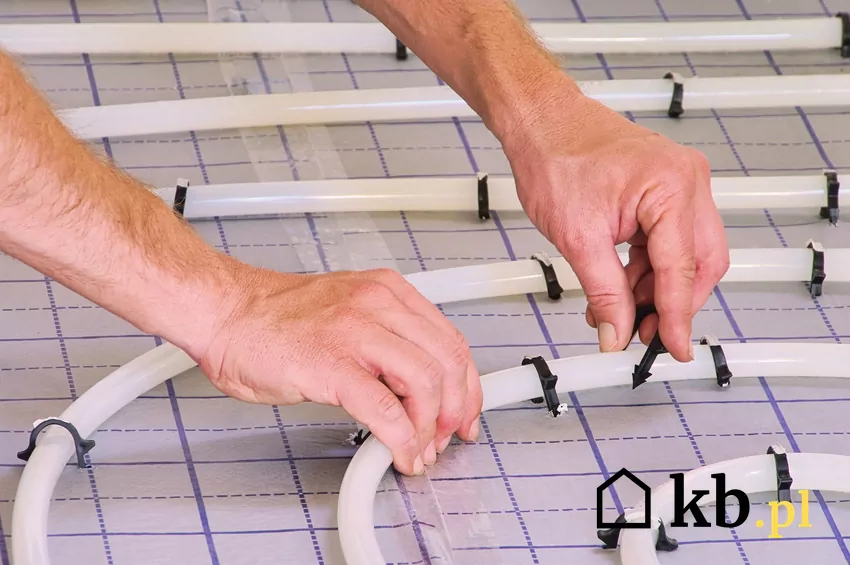 instalacja ogrzewania podłogowego, układane rur