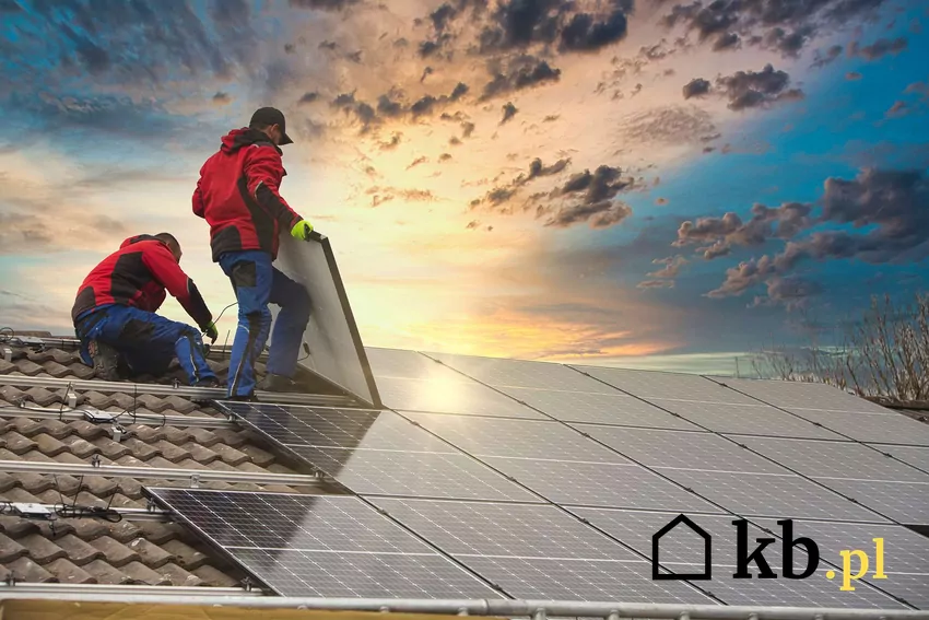 Monterzy instalujący panele pv na dachu