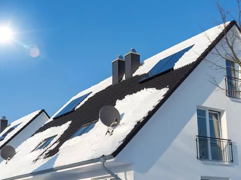 Panele fotowoltaiczne zimą i po zimie