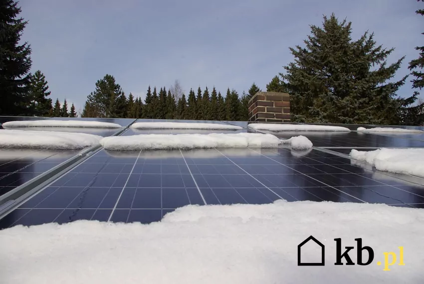 Usuwanie śniegu z paneli PV należy prowadzić z zachowaniem środków ostrożności