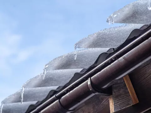 Uszkodzenia rynien mogą zniszczyć elewację