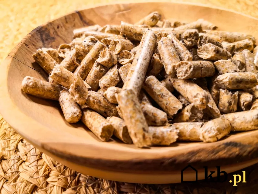 Dobry pellet ma jednorodny kolor, jest zwarty i posiada jednakowe wymiary Pellet bez certyfikatu i danych producenta nie powinien znajdować się w sprzedaży