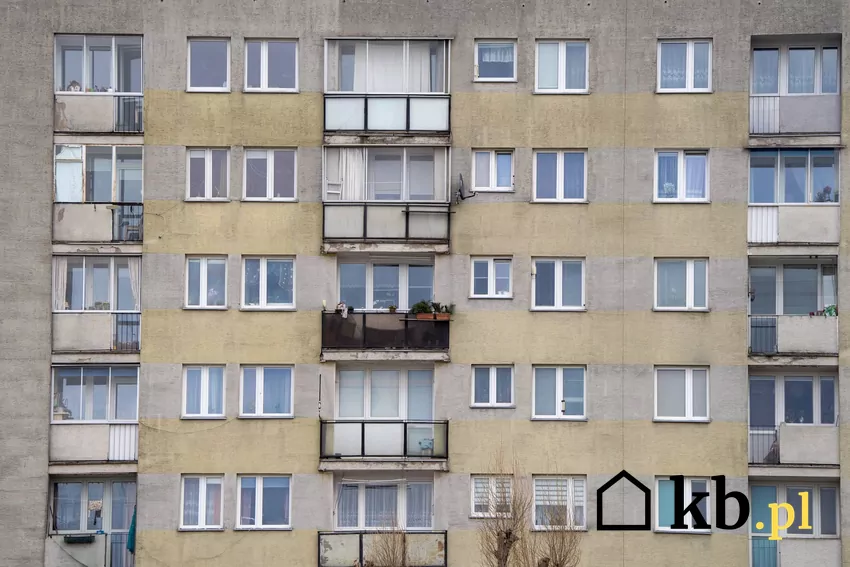 widok na blok z wielkiej płyty