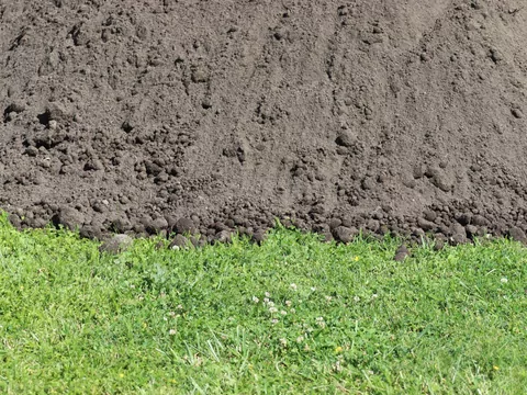 Kary za składowanie ziemi na działce