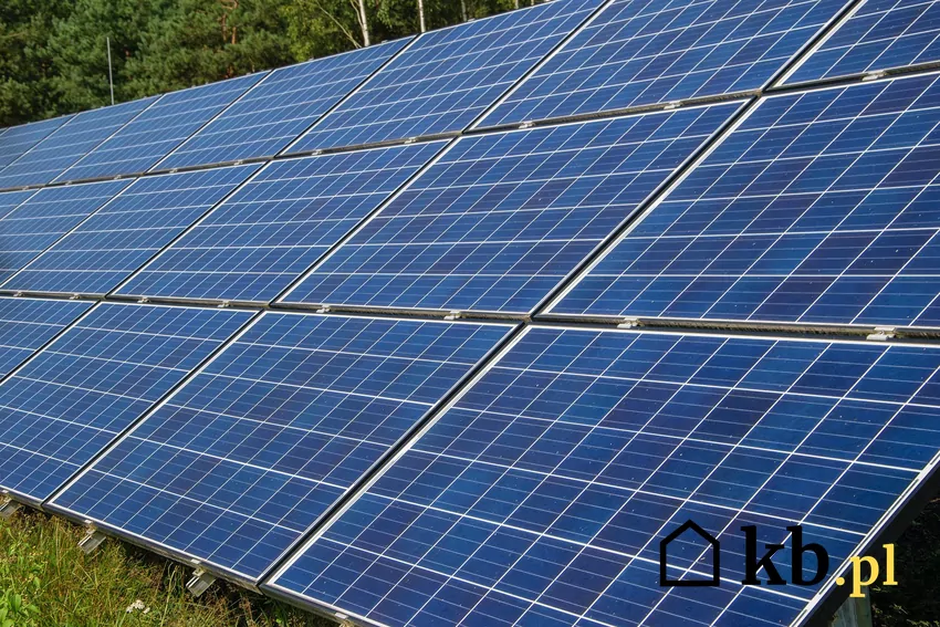 W Polsce część instalacji PV powstała dzięki leasingowi lub kredytowi, dlatego przy sprzedaży domu konieczne bywa wcześniejsze uregulowanie zobowiązania panele