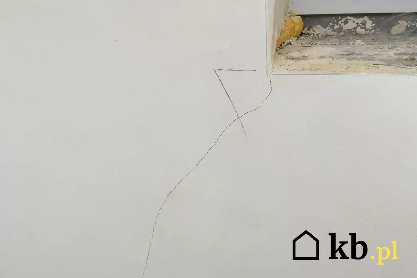 pęknięcie na ścianie