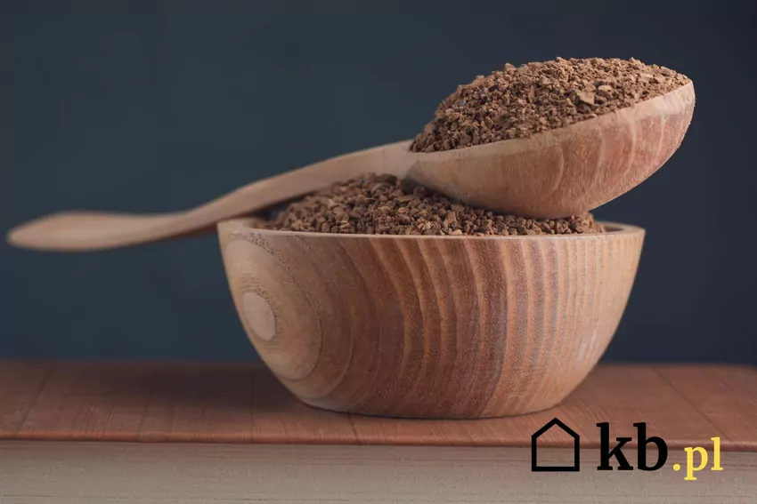 Kawa rozpuszczalna w drewnianej misce i na drewnianej łyżce