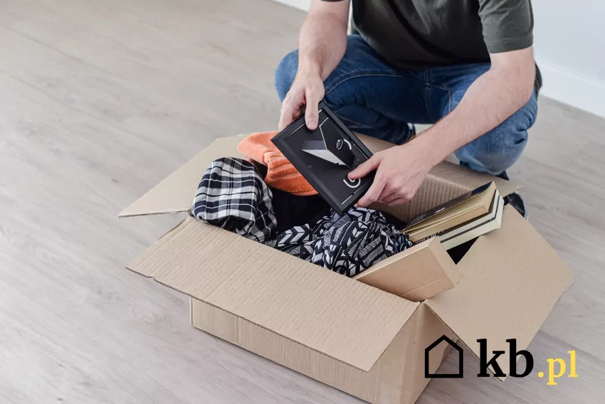 karton z osobistymi rzeczami