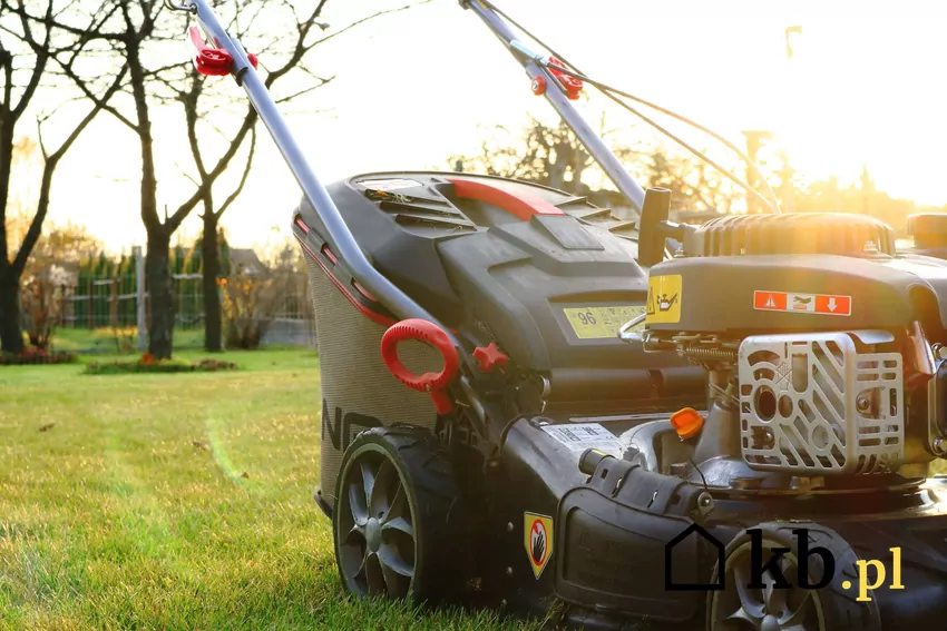 kosiarka w ogrodzie