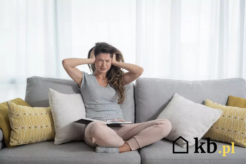 Ściana z gładkiej cegły lub betonu może odbić nawet 90% energii dźwiękowej, dlatego postawienie pompy tuż przy elewacji to najczęstszy błąd akustyczny hałas