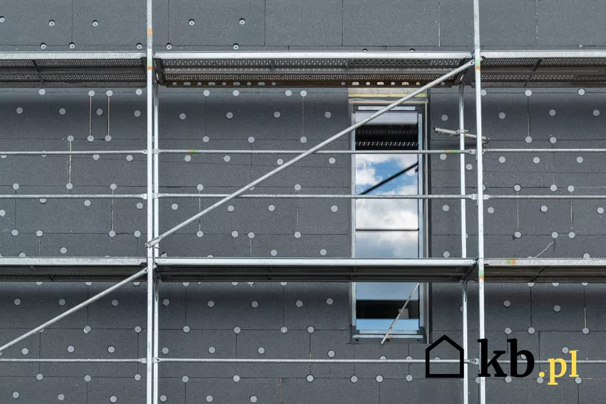 Unikaj montażu styropianu grafitowego w pełnym słońcu i wysokich temperaturach Styropian grafitowy