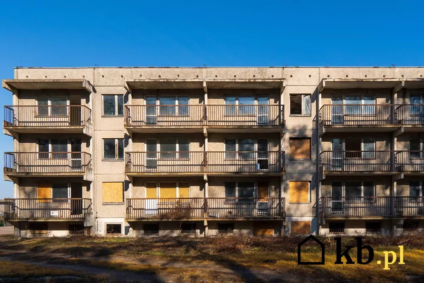 pustostan, blok z wielkiej płyty