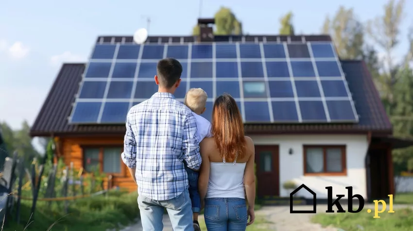 dom z panelami PV, rodzina