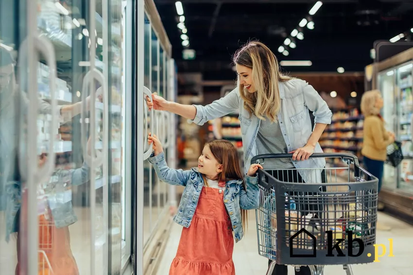Kobieta z dzieckiem na zakupach w sklepie