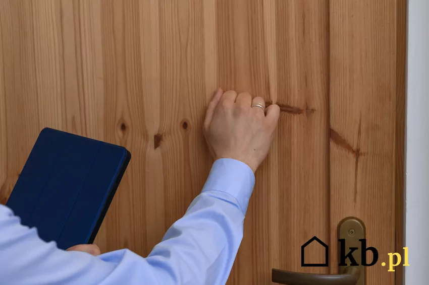 Nowe przepisy mogłyby rozwiązać problem ciągłego uchylania się od przyjęcia korespondencji komornik puka do drzwi mieszkania