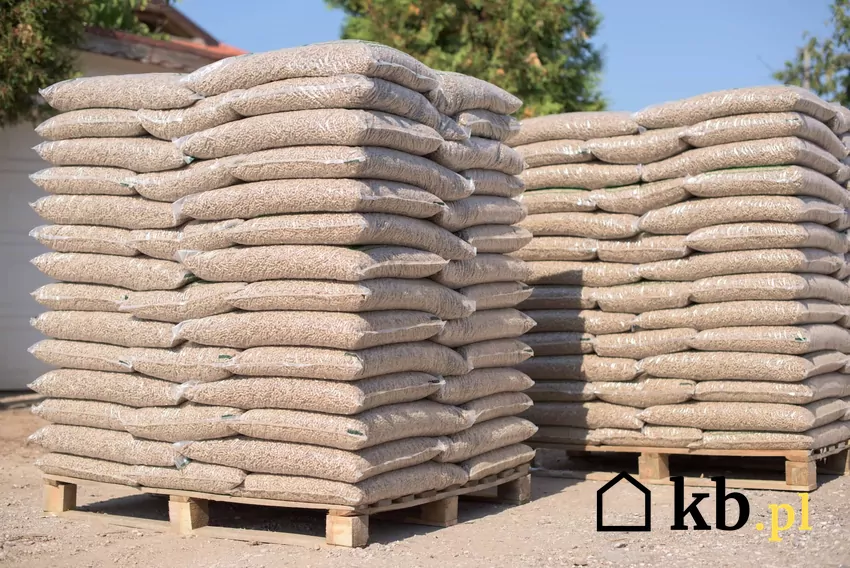 Pellet workowany z marketu kosztuje więcej niż opał sprzedawany na lokalnych składach pellet workowany na paletach