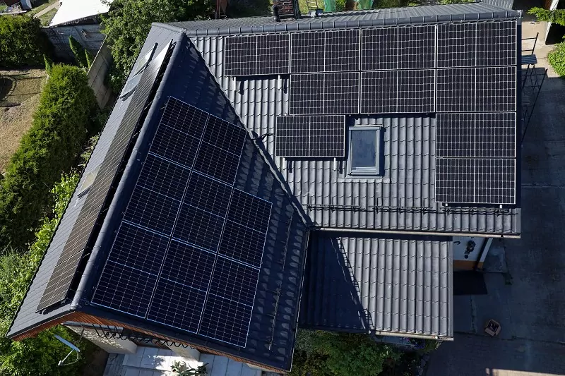 panele słoneczne na dużym dachu