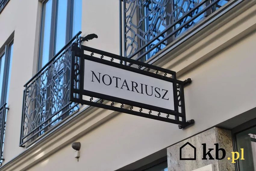 Tabliczka notariusz na budynku