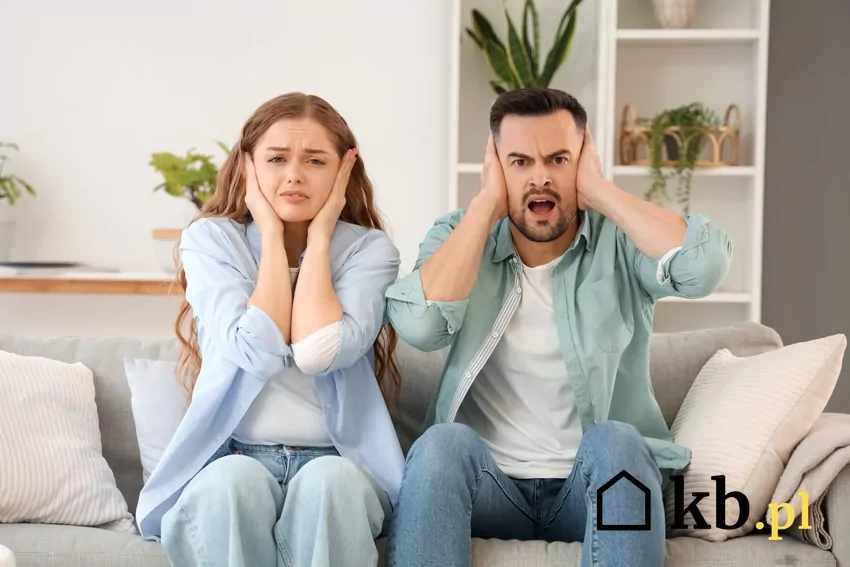 kobieta i mężczyzna skarżą się na hałasy