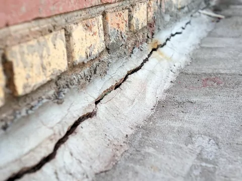 Pęknięcia przy fundamentach po zimie