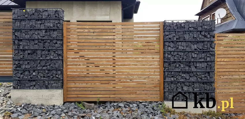 Jeśli wysokość płotu przekracza 2,20 m, inwestor musi zgłosić jego budowę płot, ogrodzenie